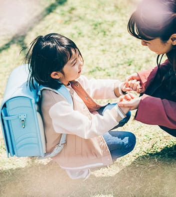 メインビジュアル1 手を繋ぐ親子