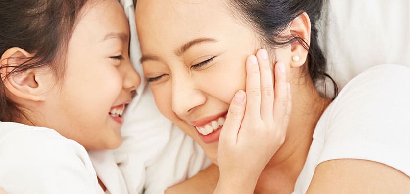 メインビジュアル2 ハグする親子