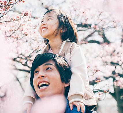 メインビジュアル6 肩車する親子